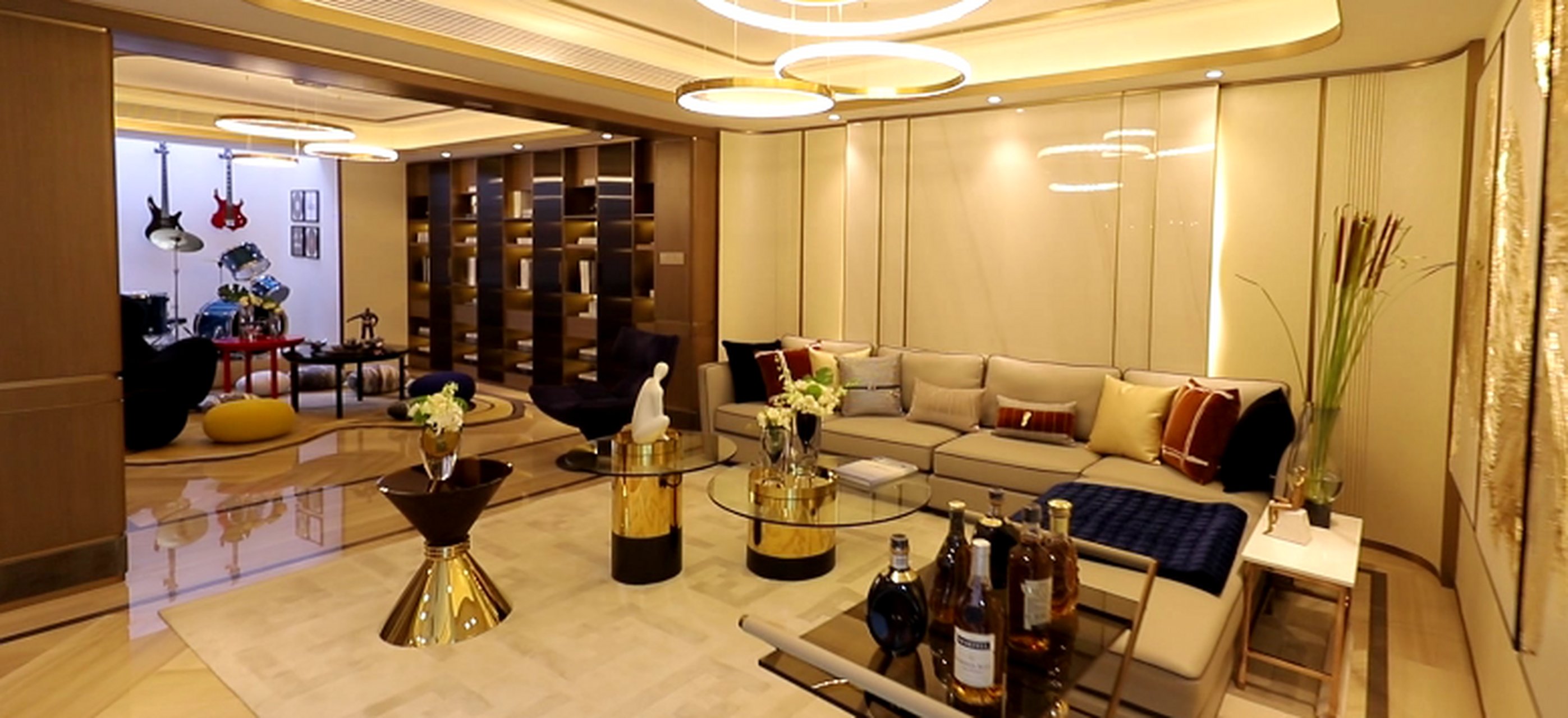 青特小镇叠拼首层宽厅尺度可达约7.7米,南向采光,大面宽设计