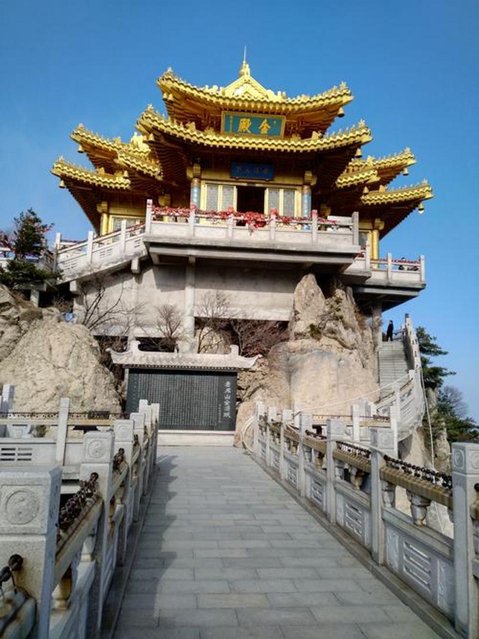 这里有很多值得一游的景点,比如中天门,金顶,老君庙,南天门,玉皇顶以