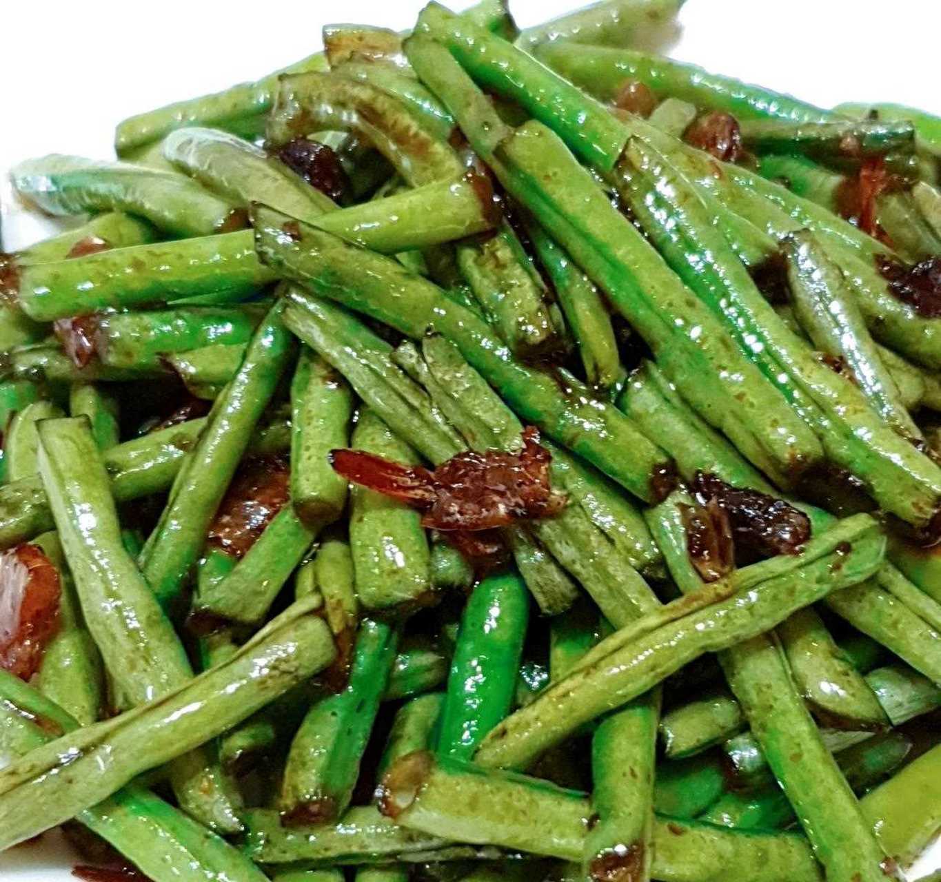 炒蒜香四季豆,加点蒜末,加点虾米,一点酱油一点糖,味道蛮好的!