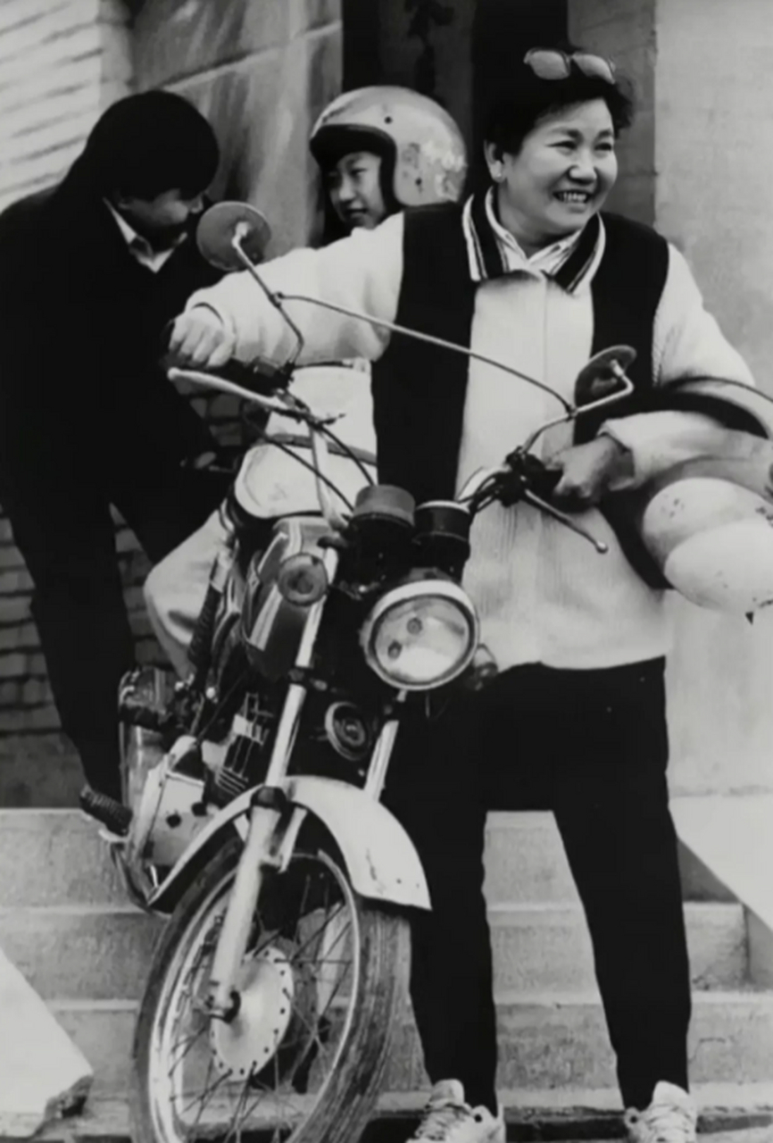 上世纪90年代,赵丽蓉老师推着一辆摩托车下台阶的情景.