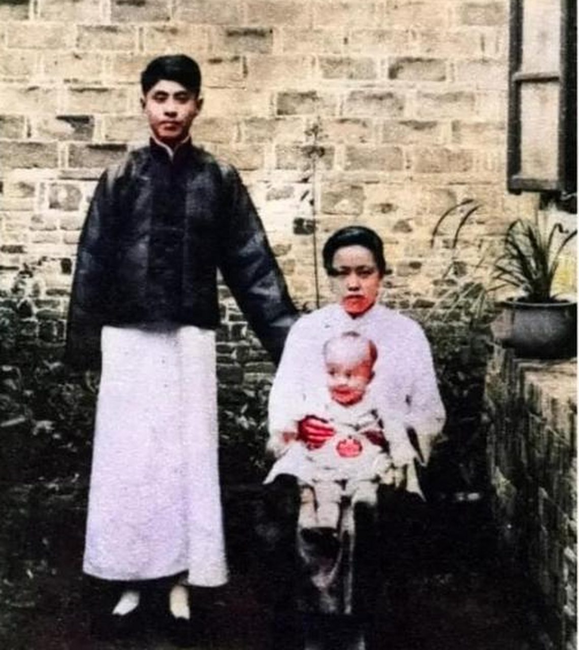 照片中的那个小孩子长的是虎头虎脑,有着双水汪汪的大眼睛,非常的呆萌