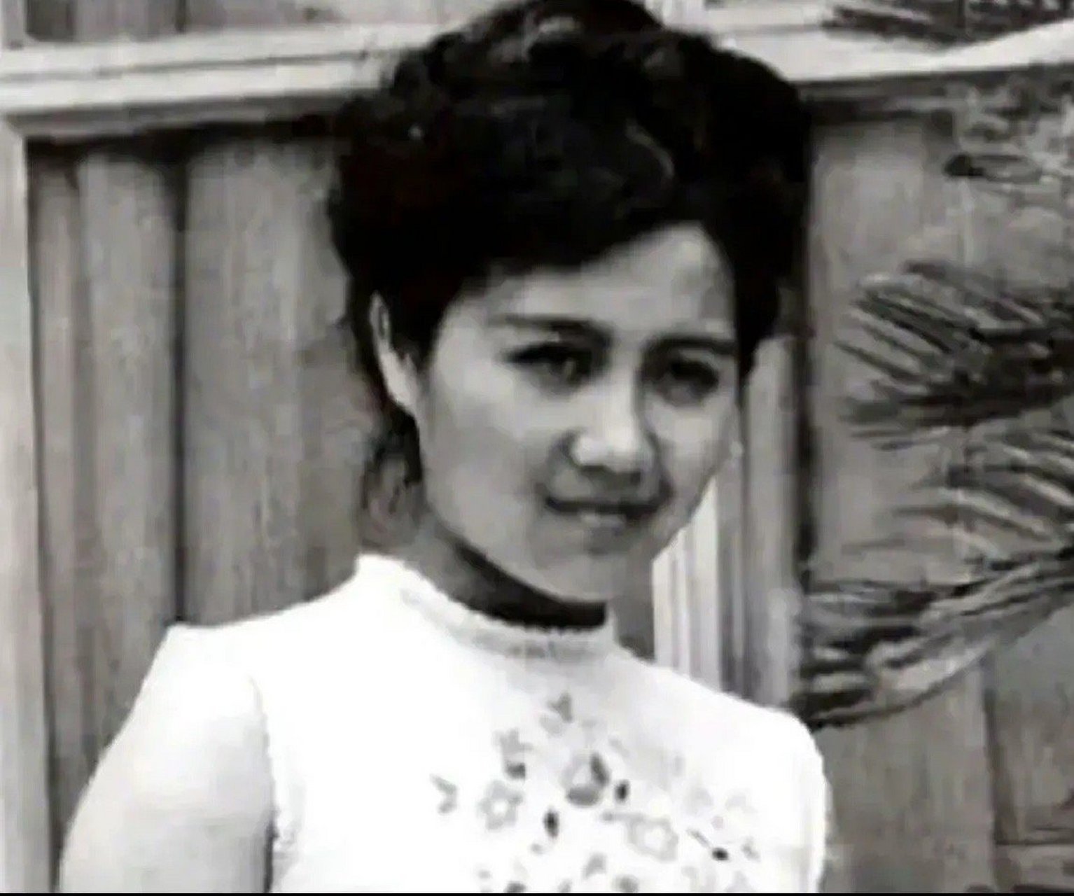 四太梁安琪20岁和55岁时的脸!果然财气养人,眼距都变宽了!