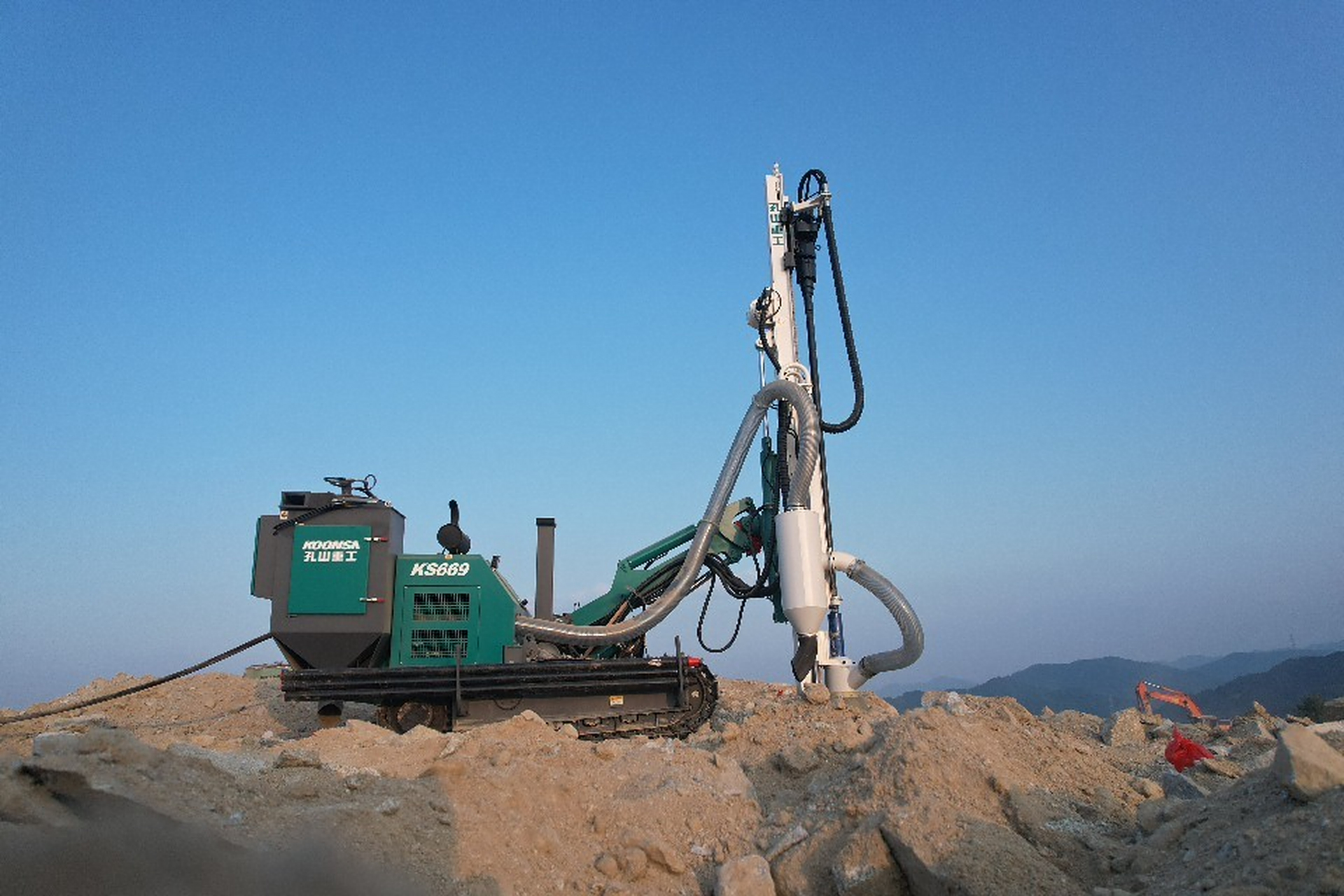 矿山# #矿山机械# #潜孔钻机# #孔山钻机