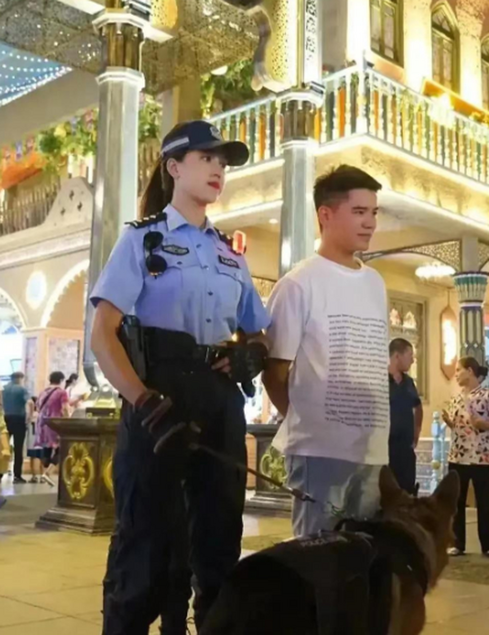 新疆的辅警好漂亮,大家觉得如何[哟]