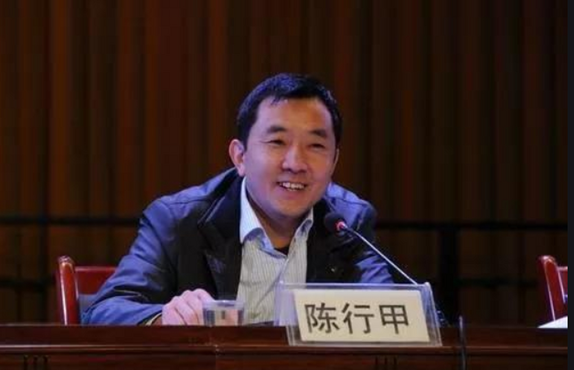 2015年8月,陈行甲把巴东县县长刘冰送进监狱后,问刘冰:"你为何这么