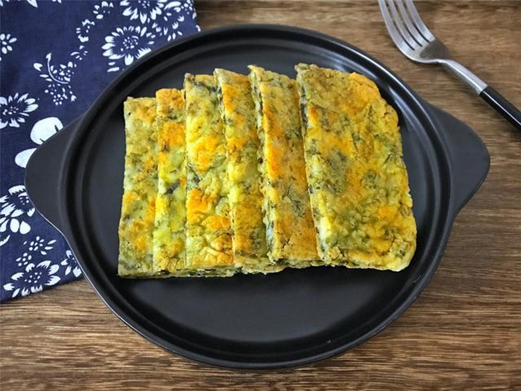 【海苔脆糯米煎饼】做法相当简单,糯米粉加鸡蛋搅一搅,再放锅中一煎