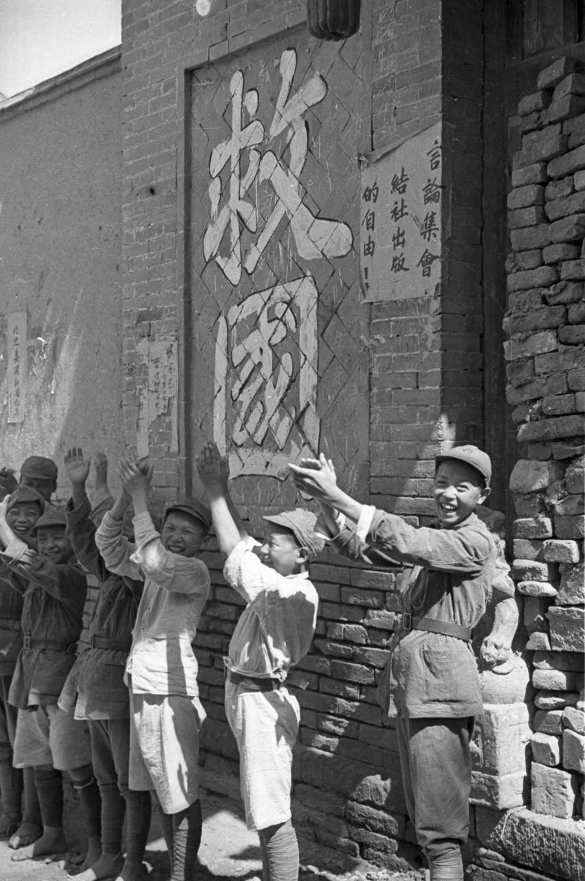 (1937)上海(中国) ,少年士兵鼓掌支持红军#历史# #历史人物故事# #三