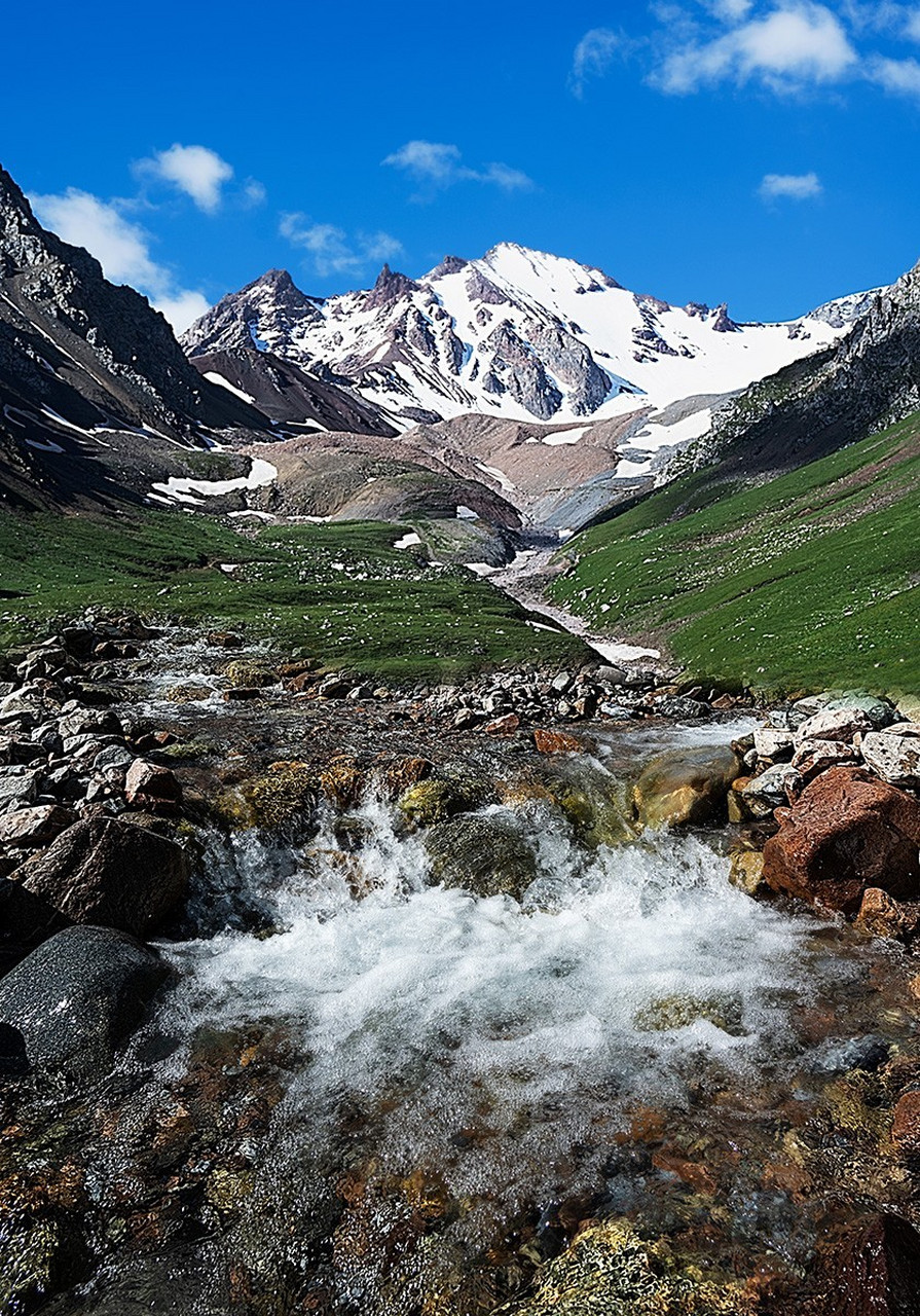 那拉提风景区,地处天山腹地,位于新疆伊犁河谷东端,总面积400平方公里