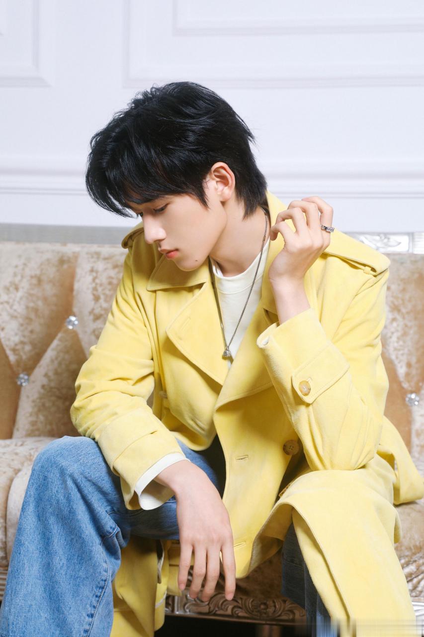 宋亚轩黄色风衣##宋亚轩春日侧颜五连拍#好帅啊