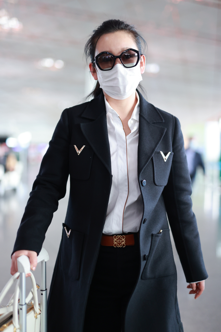 秦海璐见过世面,就是不一样,穿白衬衫配黑色9分裤走机场