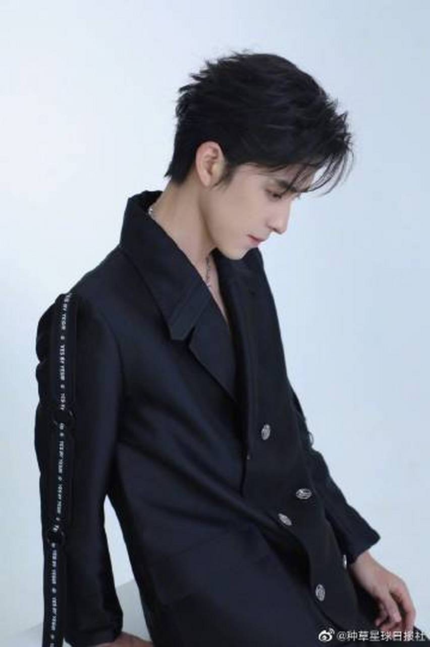 敖瑞鹏拍摄设计感西装造型写真 宣传新节目《为了我们的荣耀》