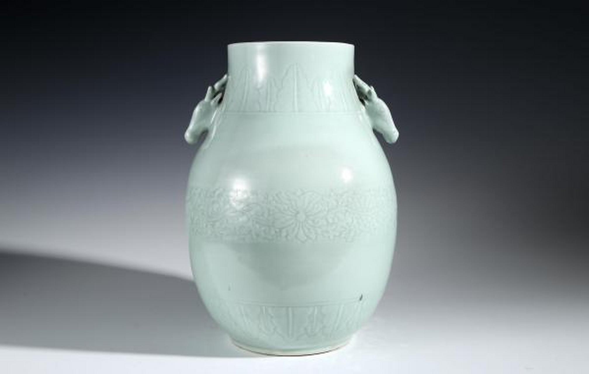 瓷器鉴赏# 此件清光绪·粉青釉暗刻花卉纹鹿耳尊,口径15.8cm,高37.