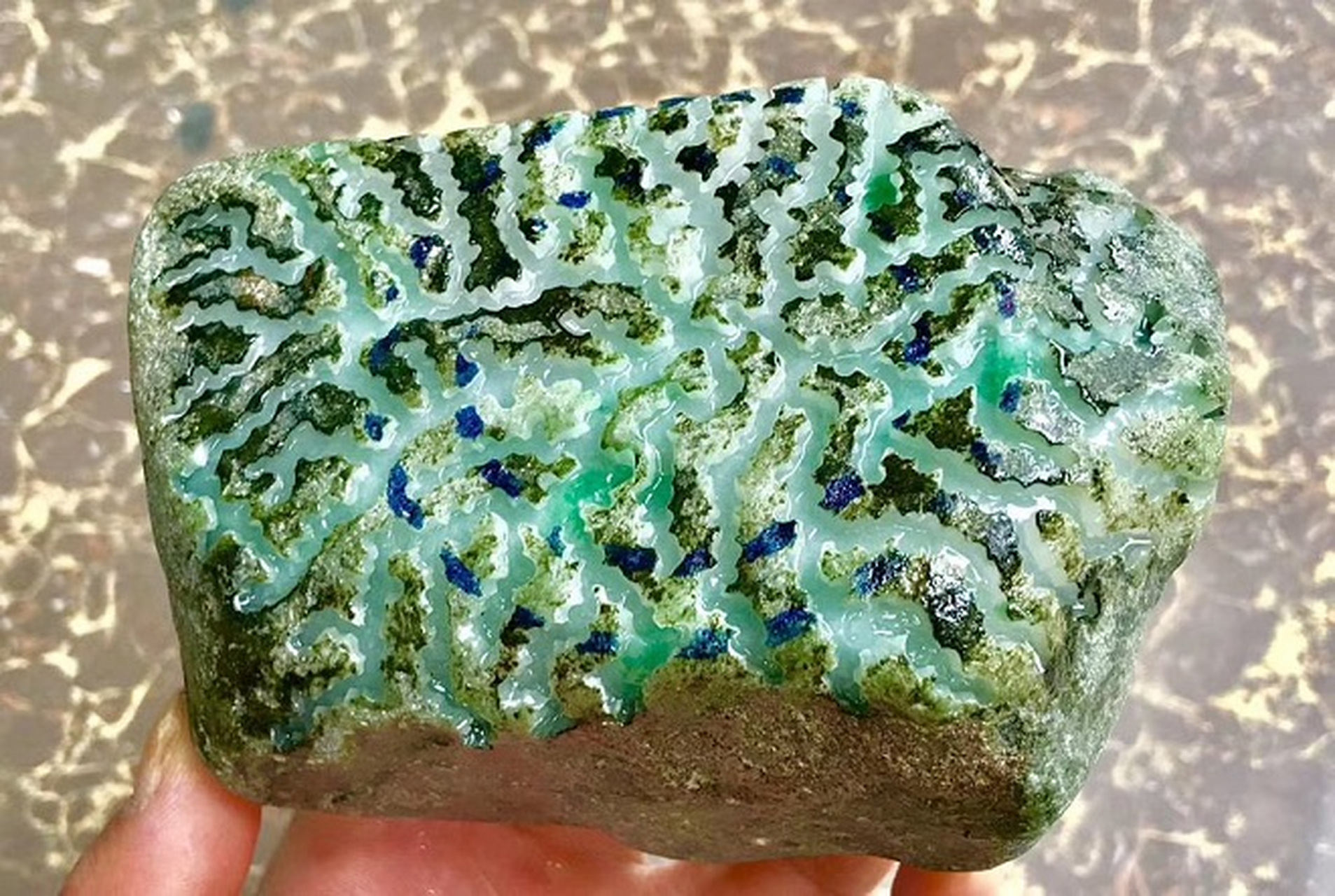 翡翠原石# #翡翠# "巴山玉"原石是一种晶料粗大结构疏松,水干底差的"