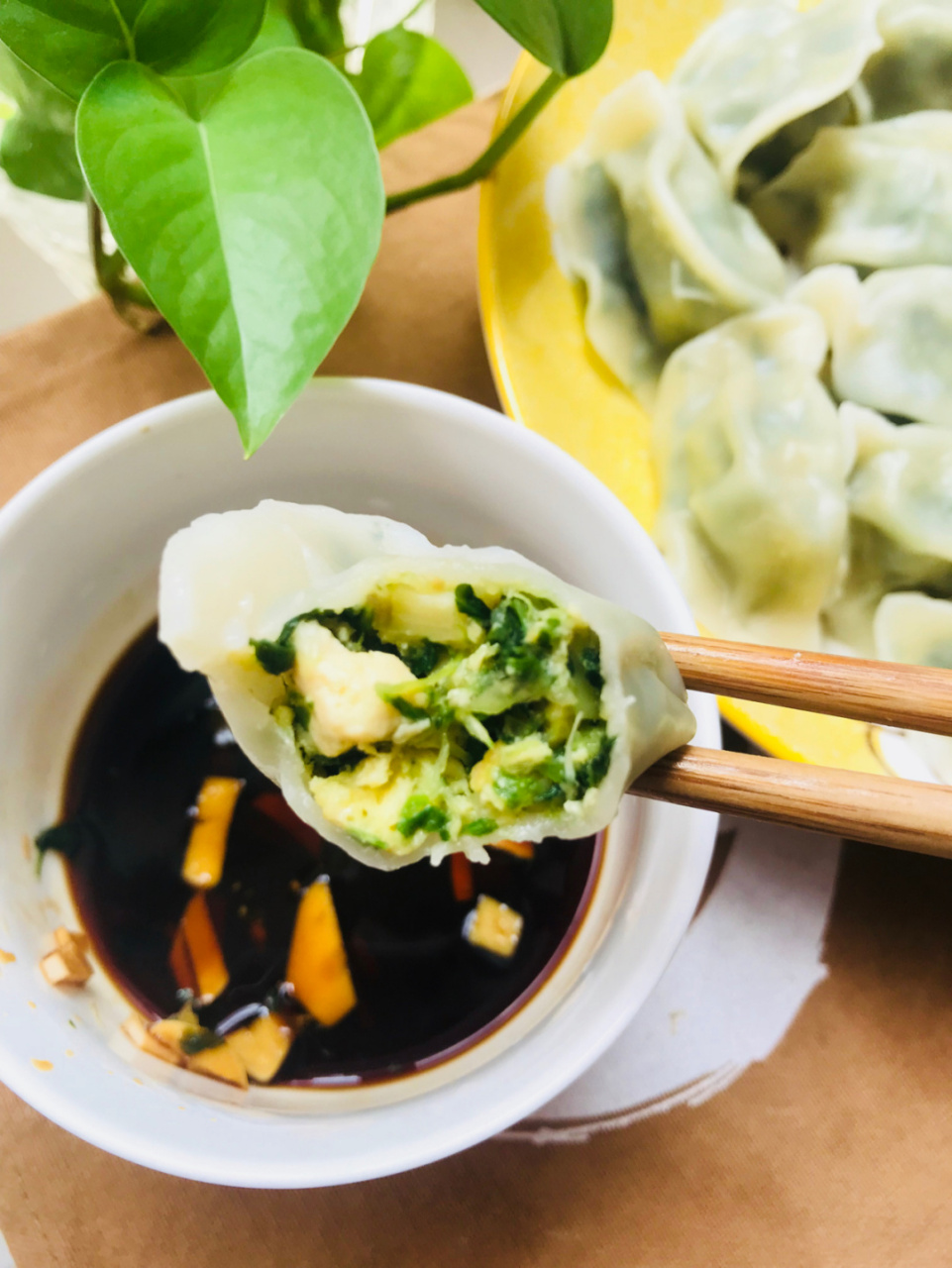 荠菜罗汉笋水饺家里水饺的囤货是不会断的,每次去超市都会买一点思念