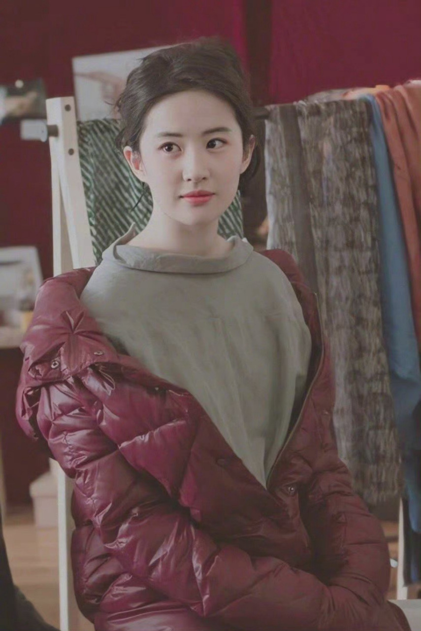 刘亦菲# 是多喜欢穿羽绒服,基本款的黑乎乎枣红色妈妈款羽绒服在她