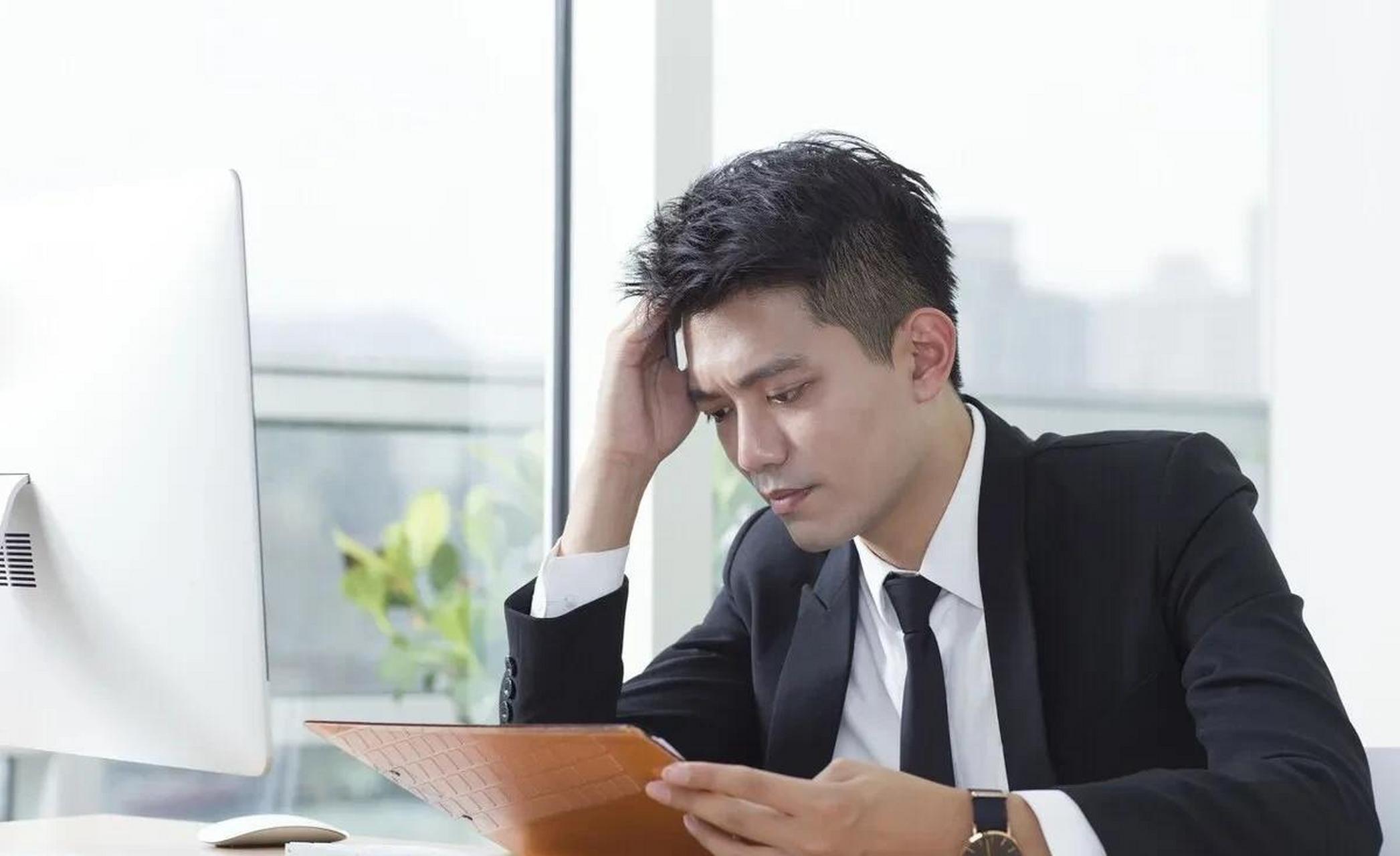 乔先生升职了,工资上涨了2200块,他老婆很高兴,可半个月后,乔先生说"