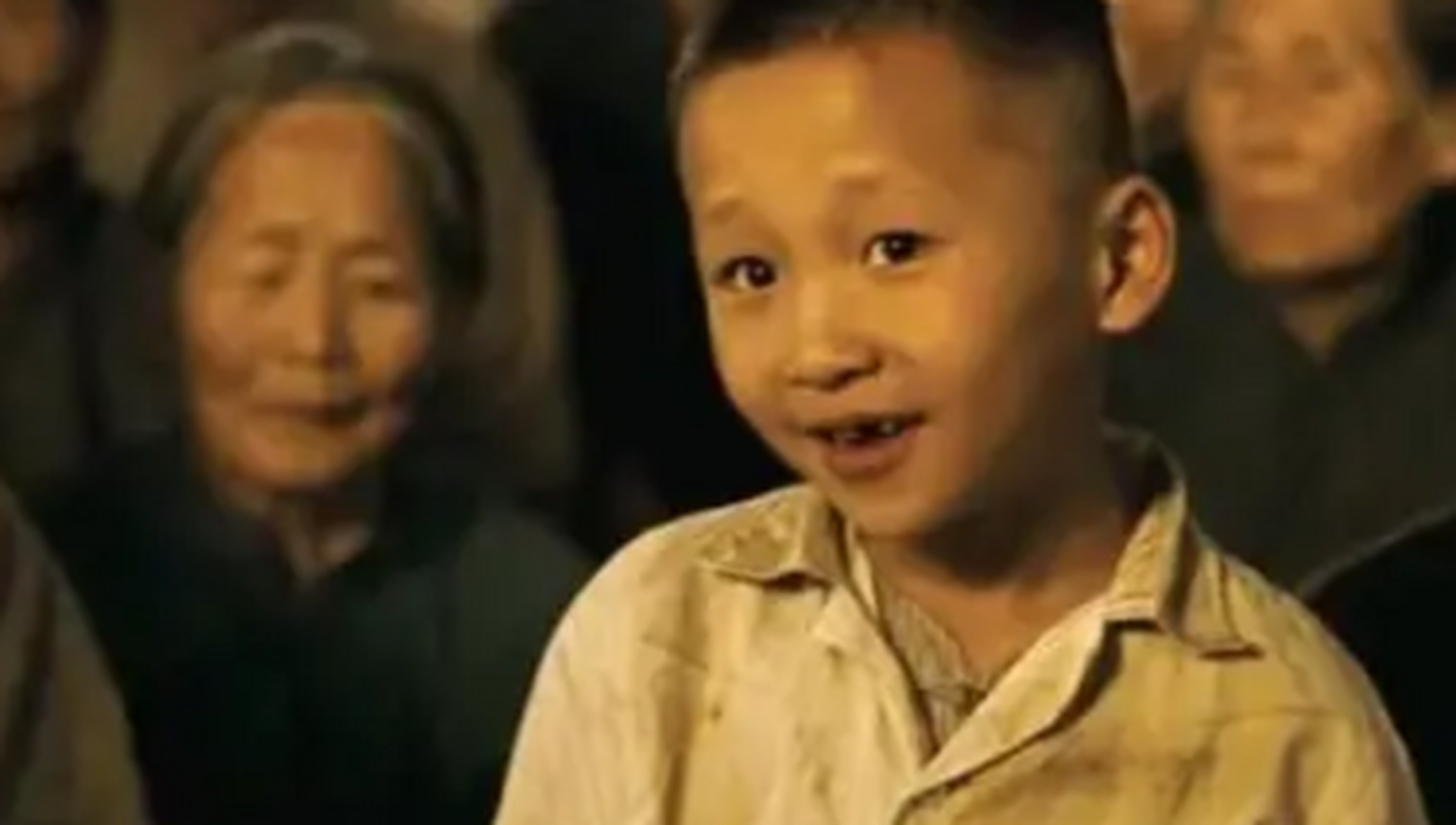 《活着》:让读者忍不住哭的一幕:13岁的"有庆"抽血死了,福贵不忍心