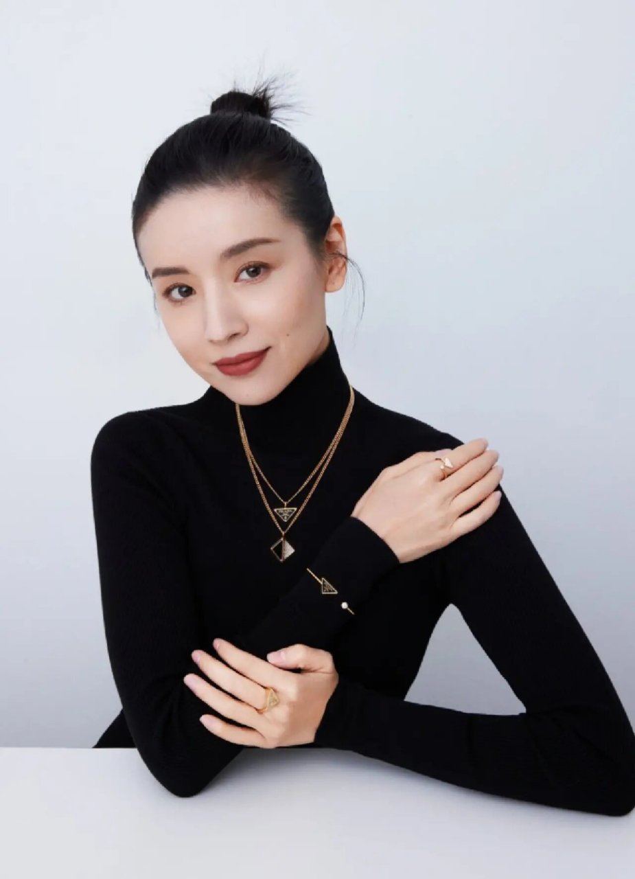 董洁一看就是读过书的女孩子 董洁的再次出圈真的让人看到了她韧性的