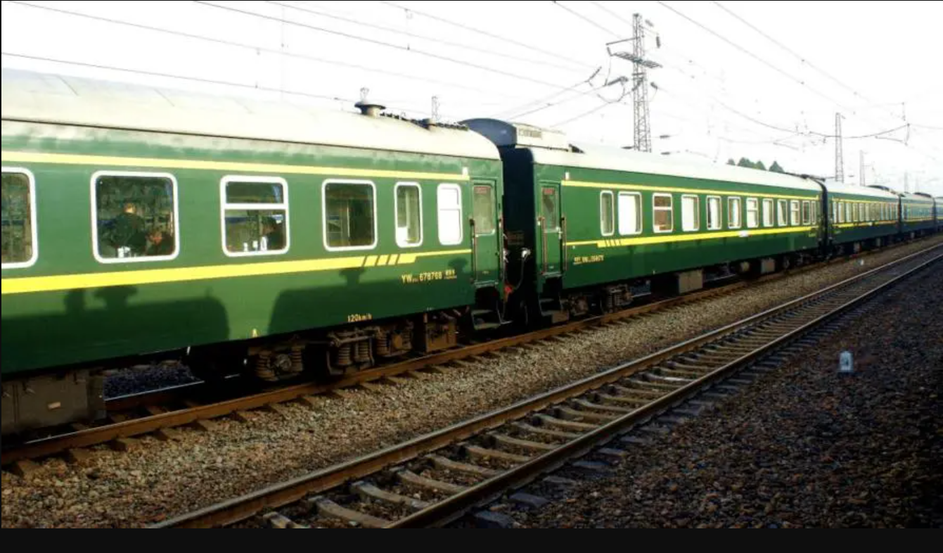 在返乡的火车上,我发现乘务员又增加一项新的职责:对旅客进行安全教育