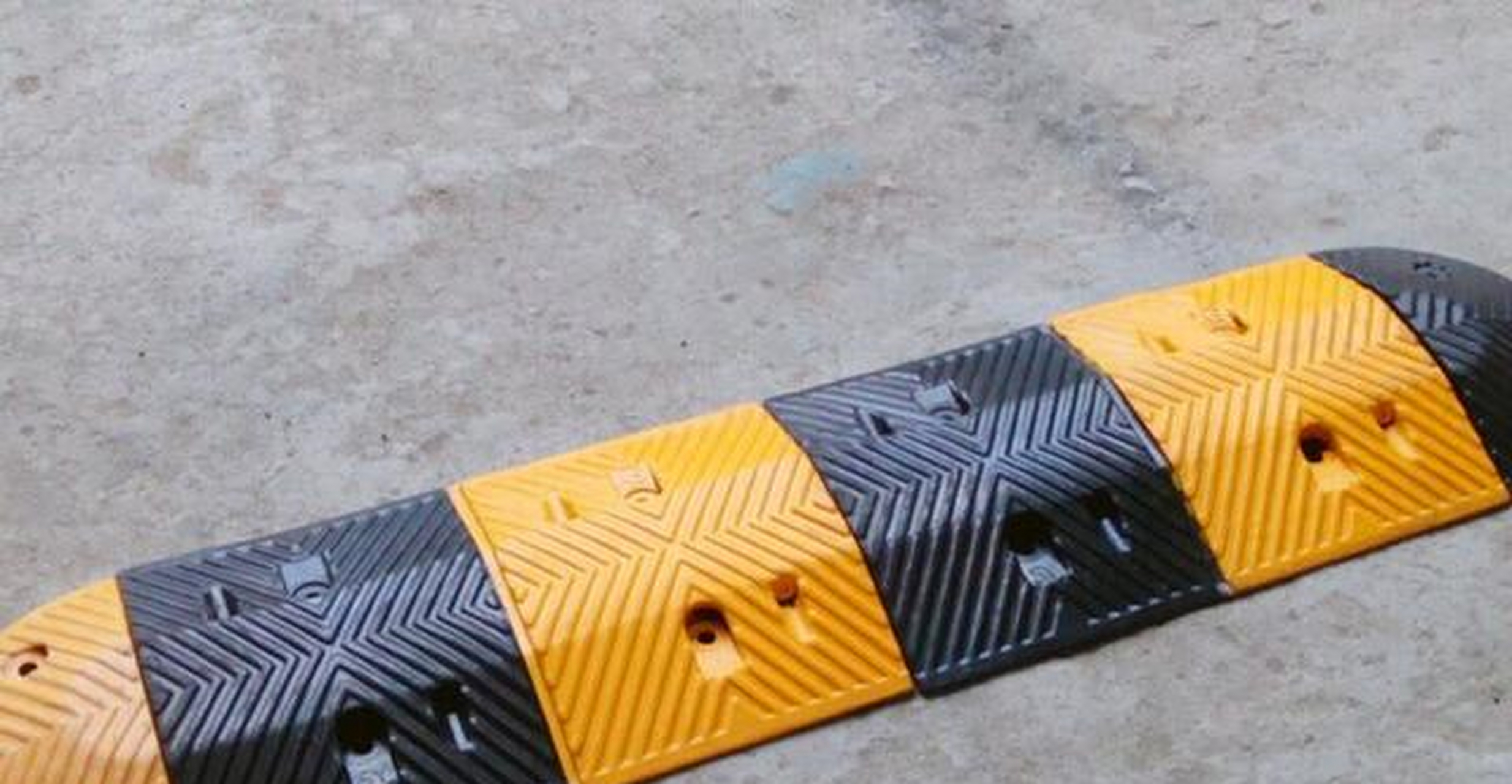 减速带通常呈条状或略带状,以橡胶和金属为主[舞狮]