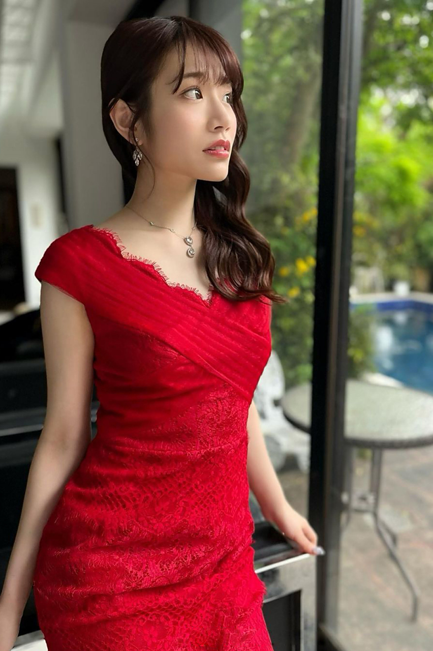 日本女星河北彩花,这身红色礼服感觉人更漂亮了.