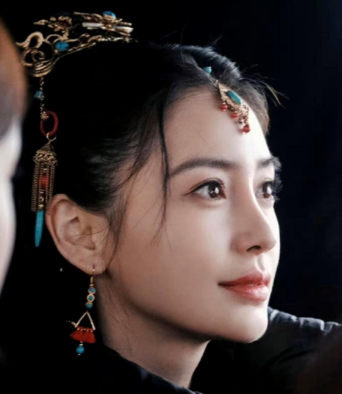 在《相思令》剧组中,杨颖angelababy认真拍戏,侧颜依旧美丽动人.