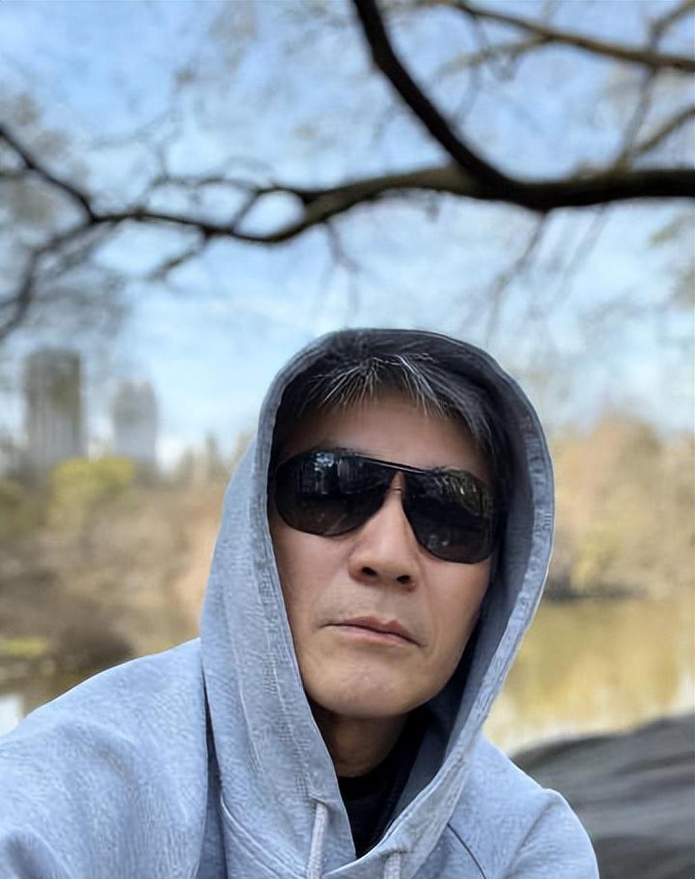 4月17日,有网友爆料,前几天看到老戏骨黄文豪,晒视频自曝近况,说自己