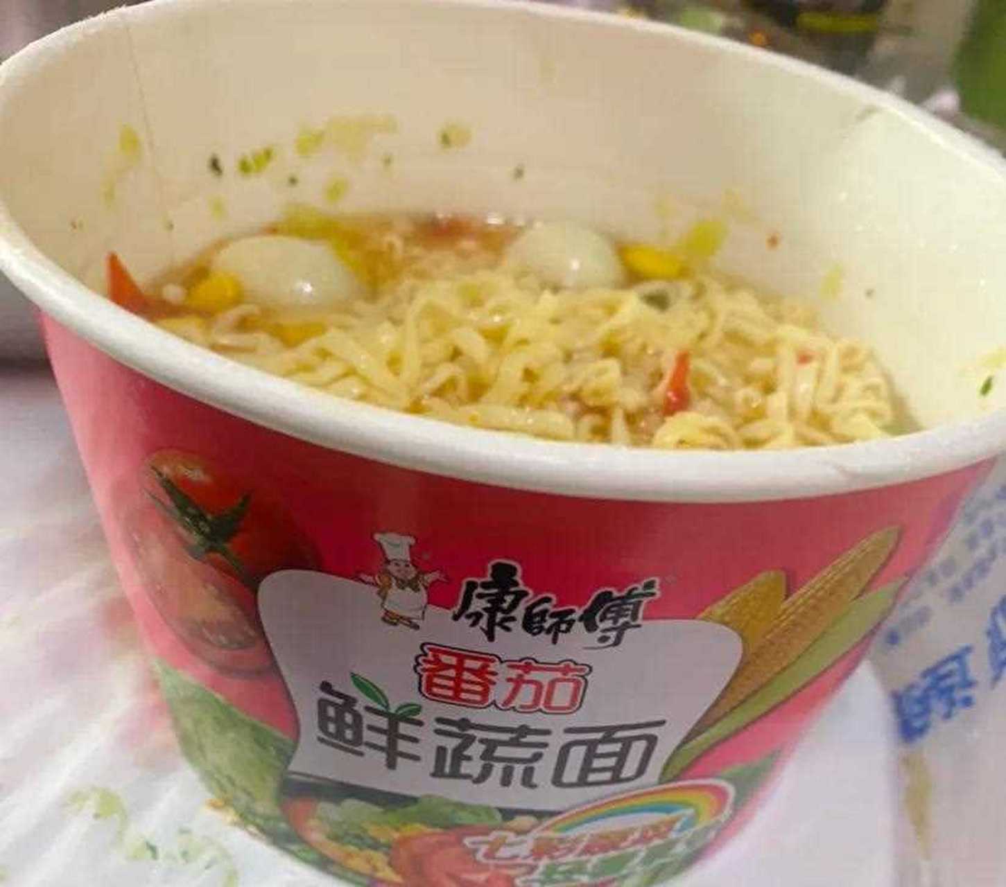 康师傅番茄鲜蔬面! 个人感觉比康师傅劲爽番茄拉面好吃!