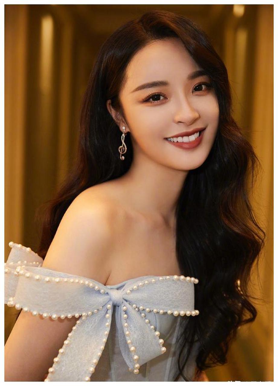 美女主持人李莎旻子迷人美照欣赏,气质出众