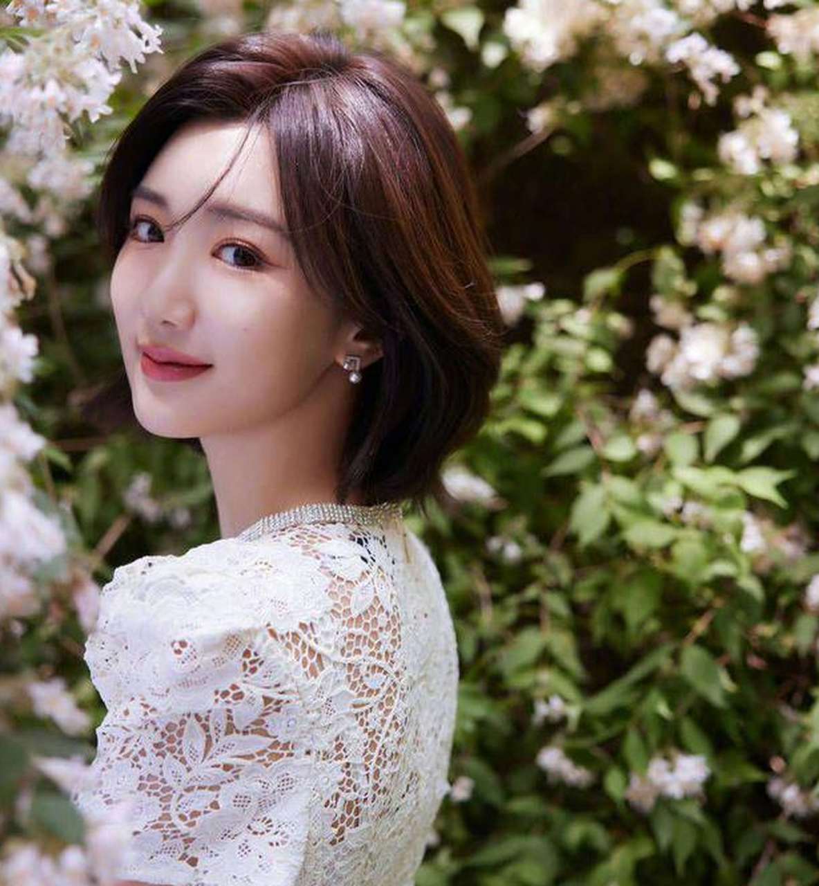 毛晓彤近日身穿一件白色蕾丝镂空裙,长发飘逸,十分仙气!