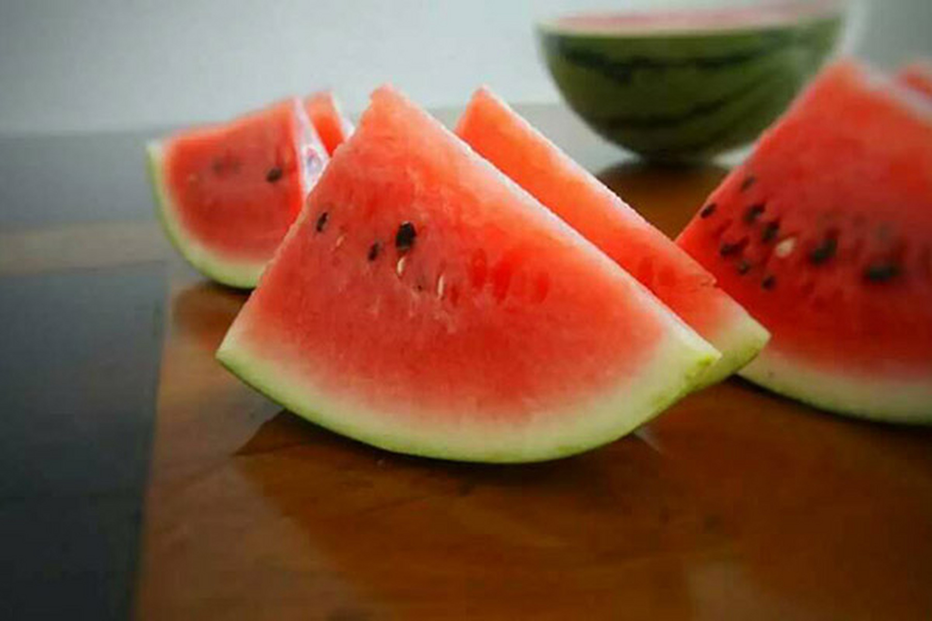 但是,食用过凉的冰镇西瓜可能会刺激食道,造成食道或胃粘膜损伤.