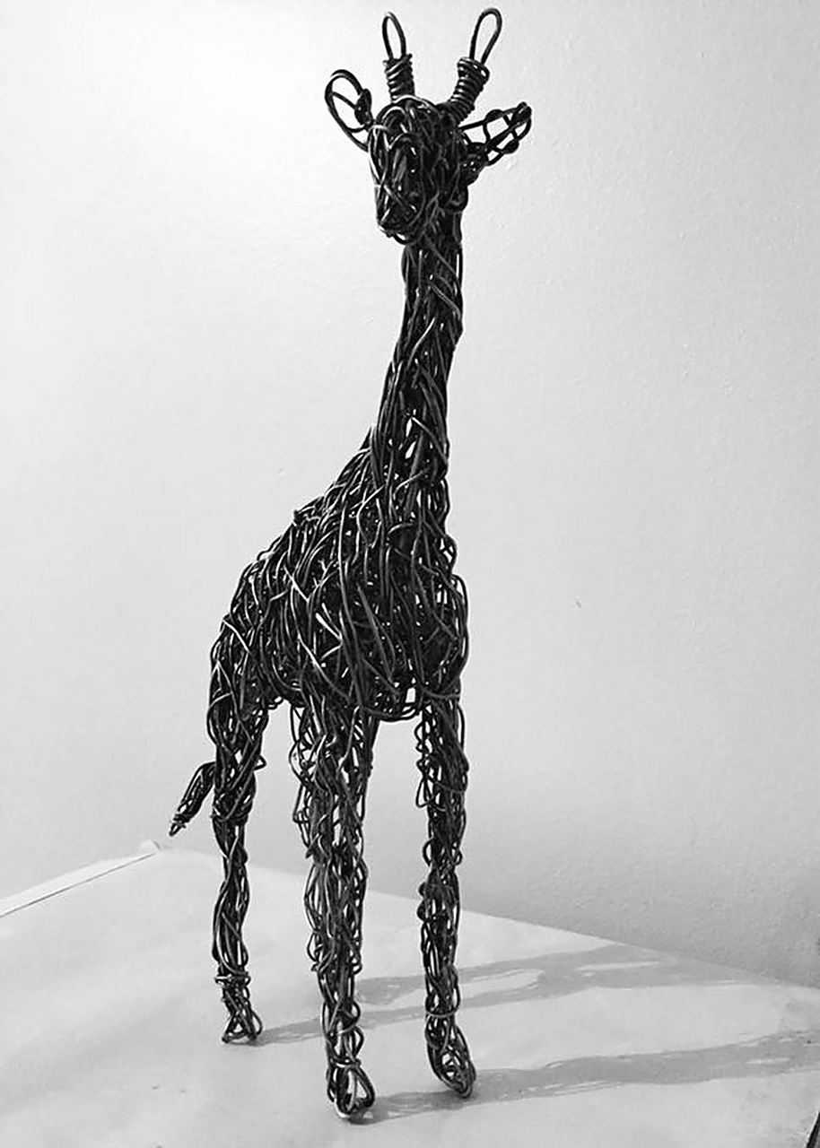 金属丝的魅力,艺术家用捆绑的金属丝创作出优雅动物雕塑