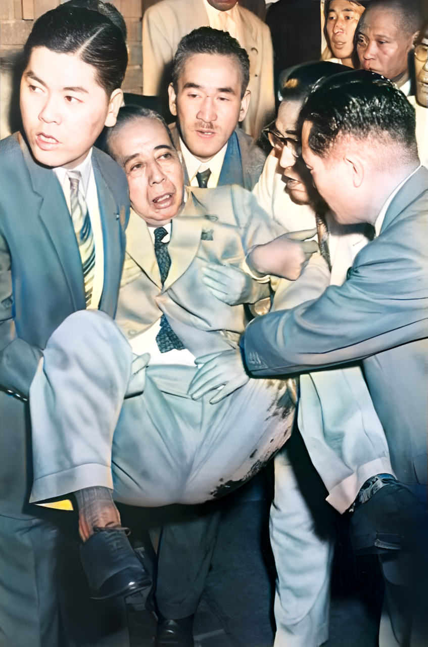 1960年,日本首相岸信介被刺杀的照片让人想到了一个词:报应