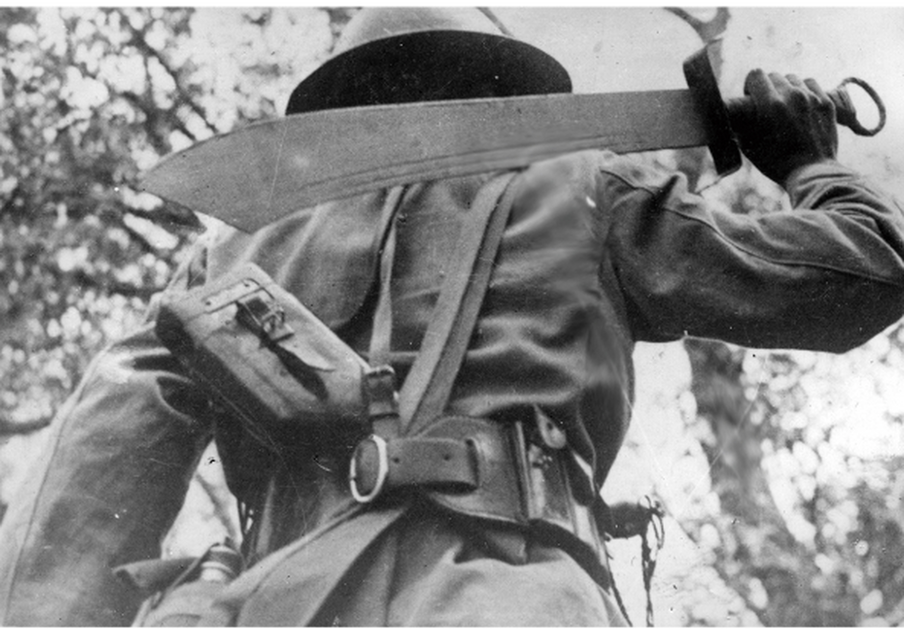 1927年,西北军大刀队的一名战士,手持一把大刀拍的照片,他深情厉然