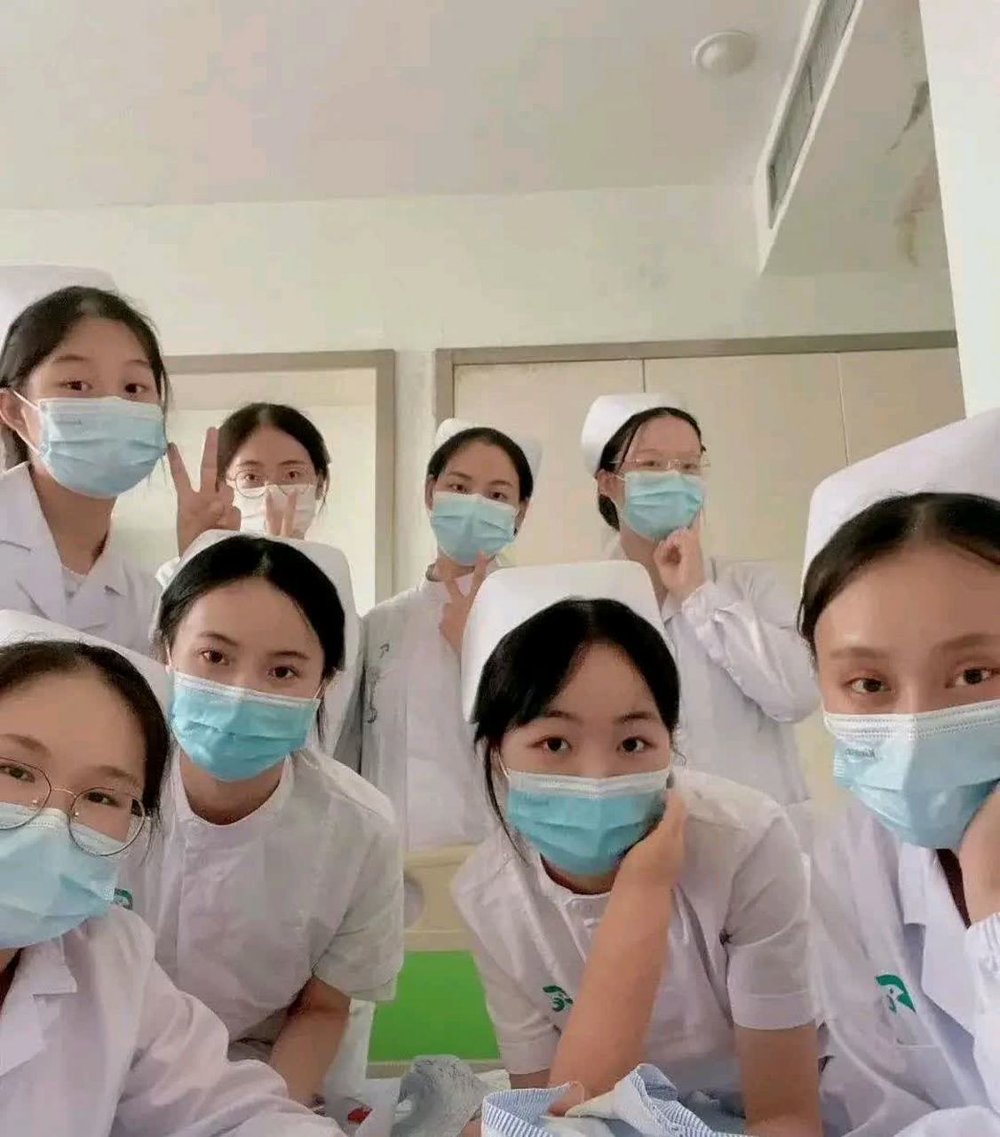 从大家的表情来看,手术肯定很成功.[抠鼻]