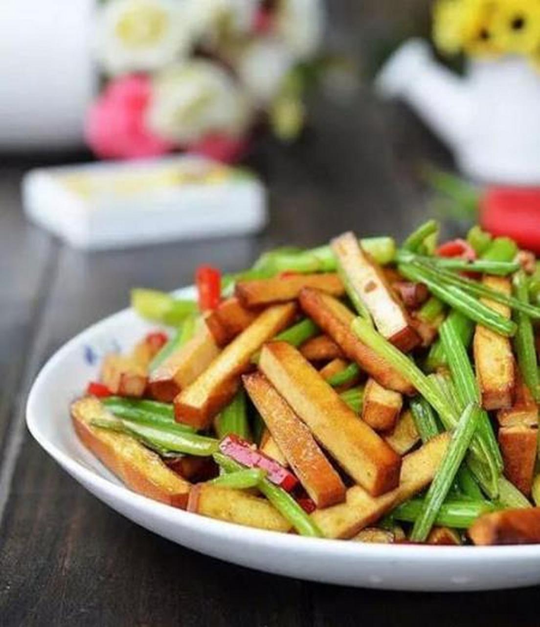 大厨教你芹菜炒豆干的家常做法,芹菜脆嫩,豆腐干香,比肉都好吃 芹菜炒
