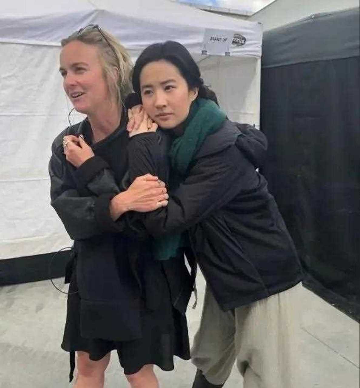 她的衣着也太不讲究了,当然,她的颜值依然在线!