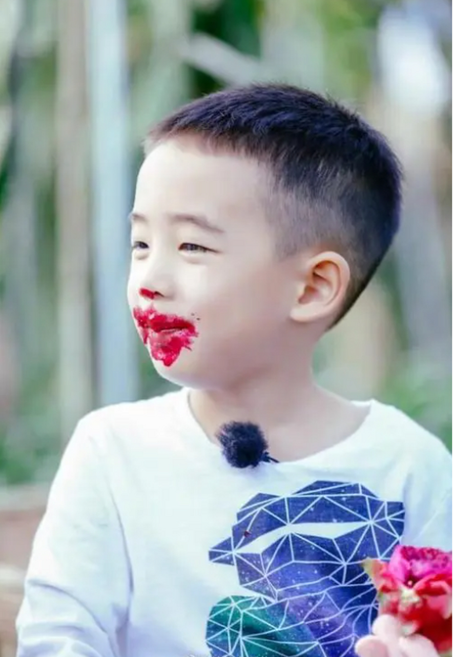小小春吃火龙果,竟然吃出了香肠嘴.