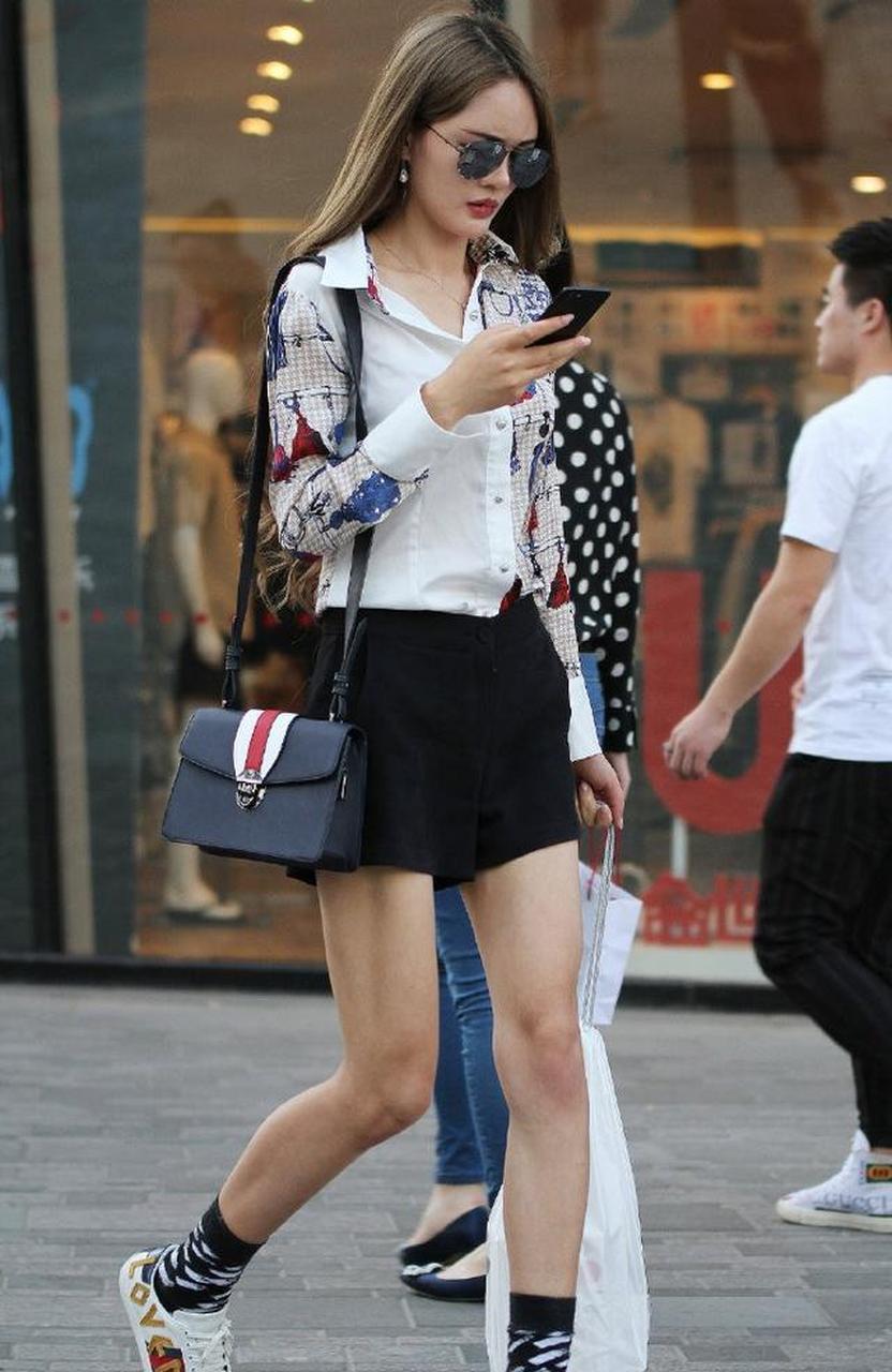 街拍花衬衫美女,好漂亮啊