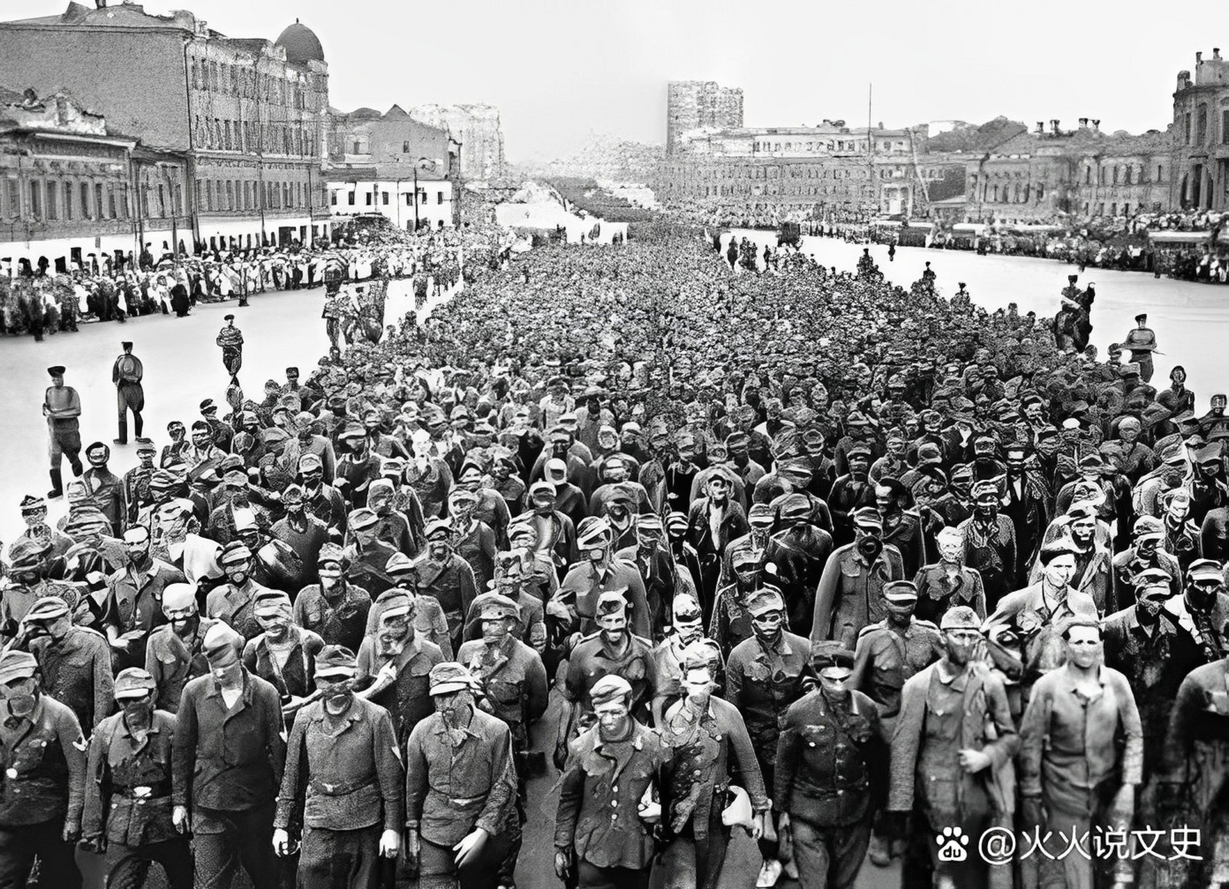 1944年7月17日,在莫斯科,五名万德军式的战俘被苏联部队拖到街上,接受