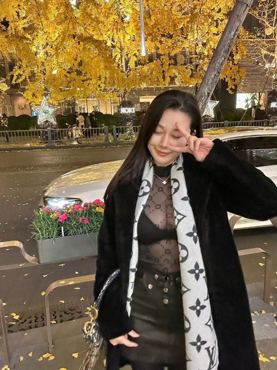 这围巾有点大,不好意思见笑了!