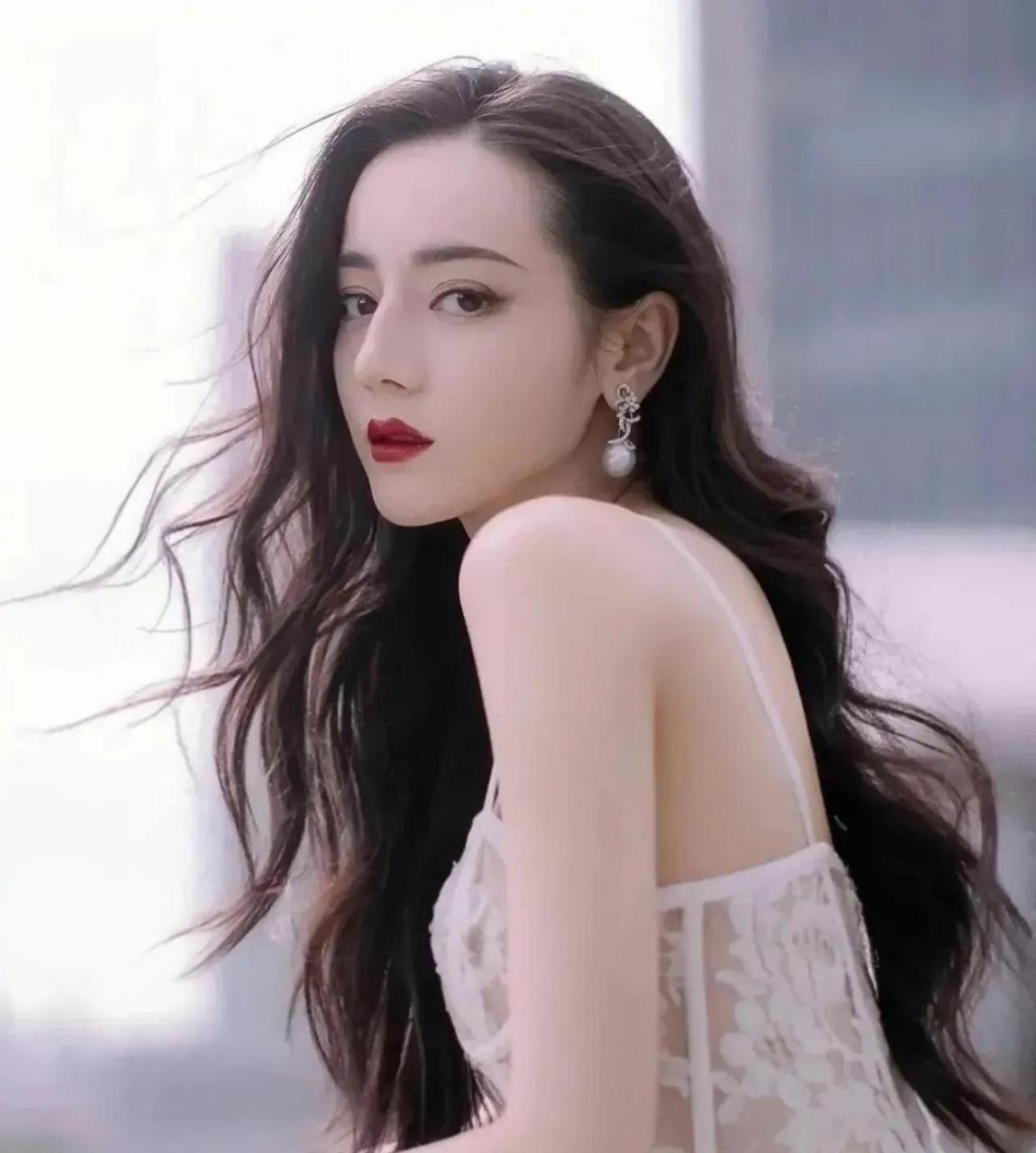 迪丽热巴身穿白色透视纱裙,好身材一览无余,端庄优雅,矫俏可人,真是美