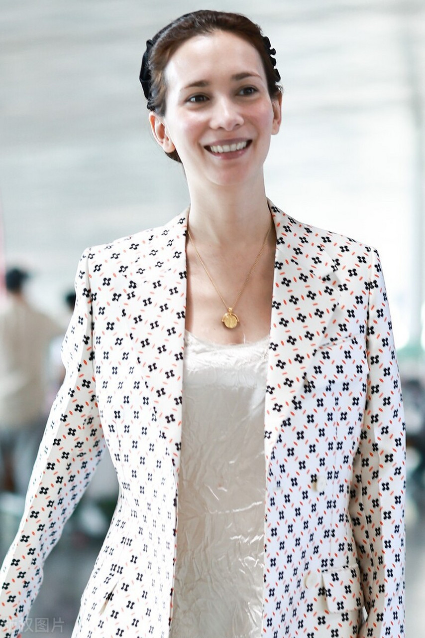 卢靖姗机场街拍,印花西服外套搭配黑色裤子,时尚干练!