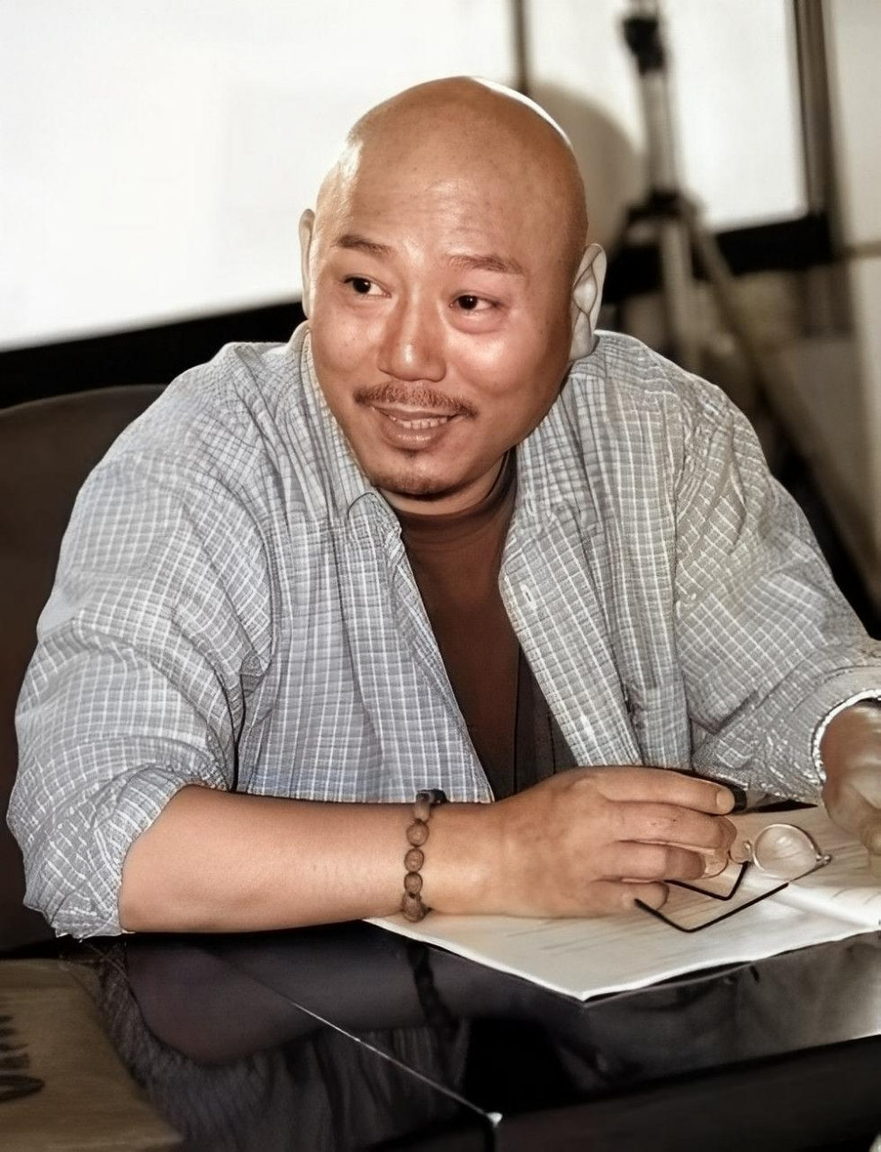 1993年,千万富翁李成儒将妻子和6岁的儿子赶出家门,不久他娶了一位