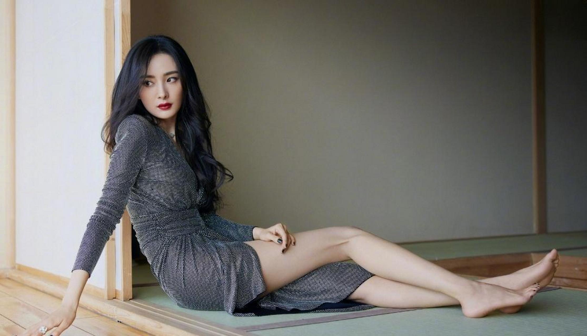 杨幂光滑的美腿无瑕的玉足  那双纤纤玉手也是绝品