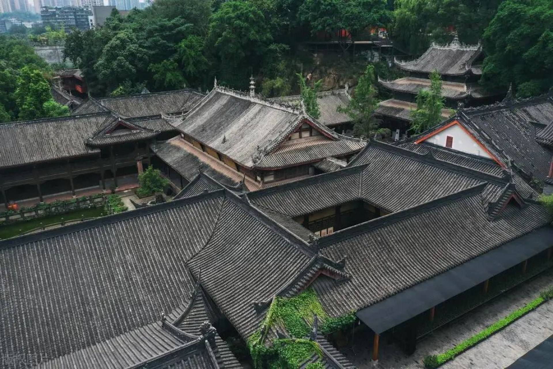 内江圣水寺,是一座典型的唐代建筑风格的寺院,也是四川著名的佛教名寺