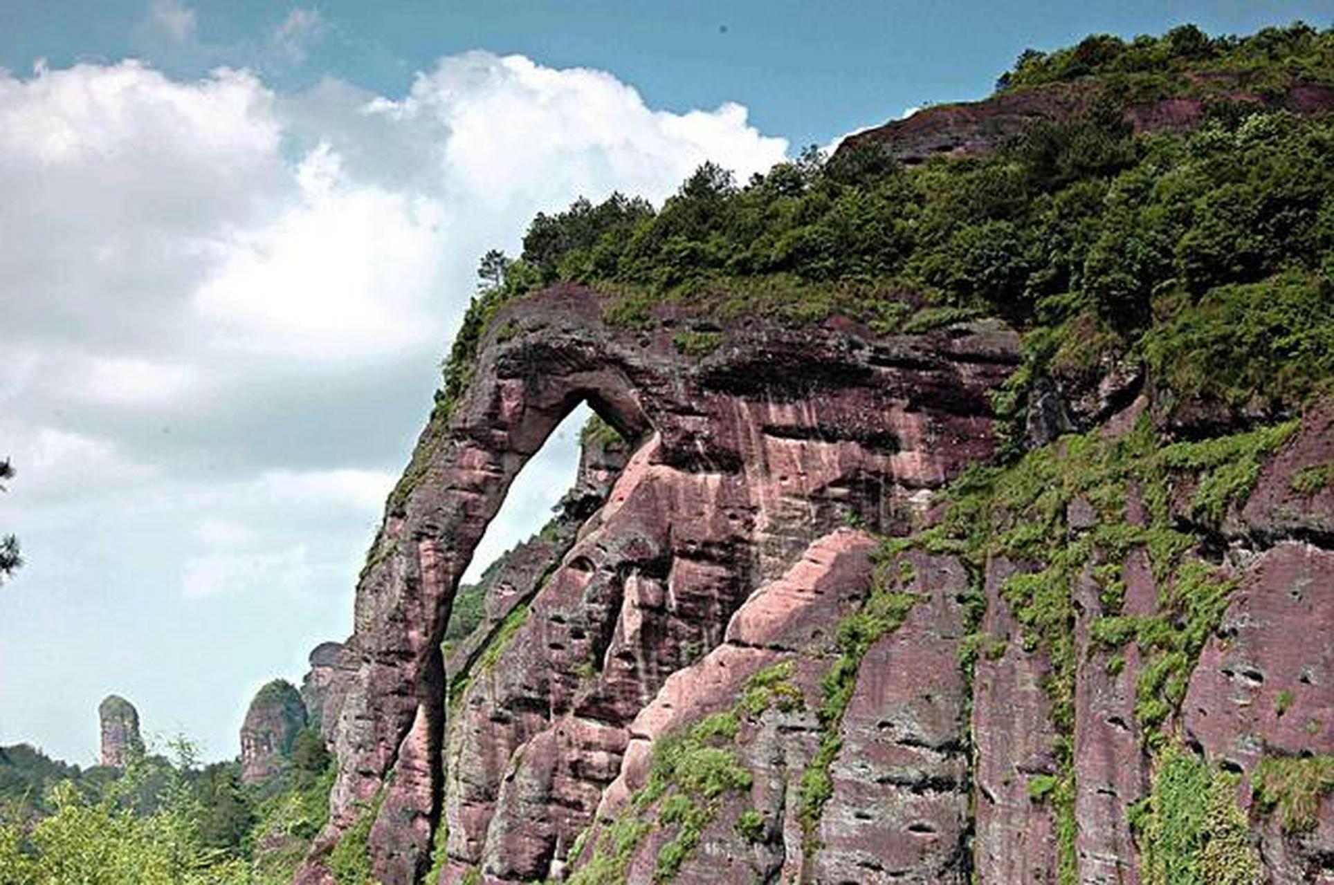 正真让这座山出名的当然不只是奇特的形态,还有构成这座山的地质形貌