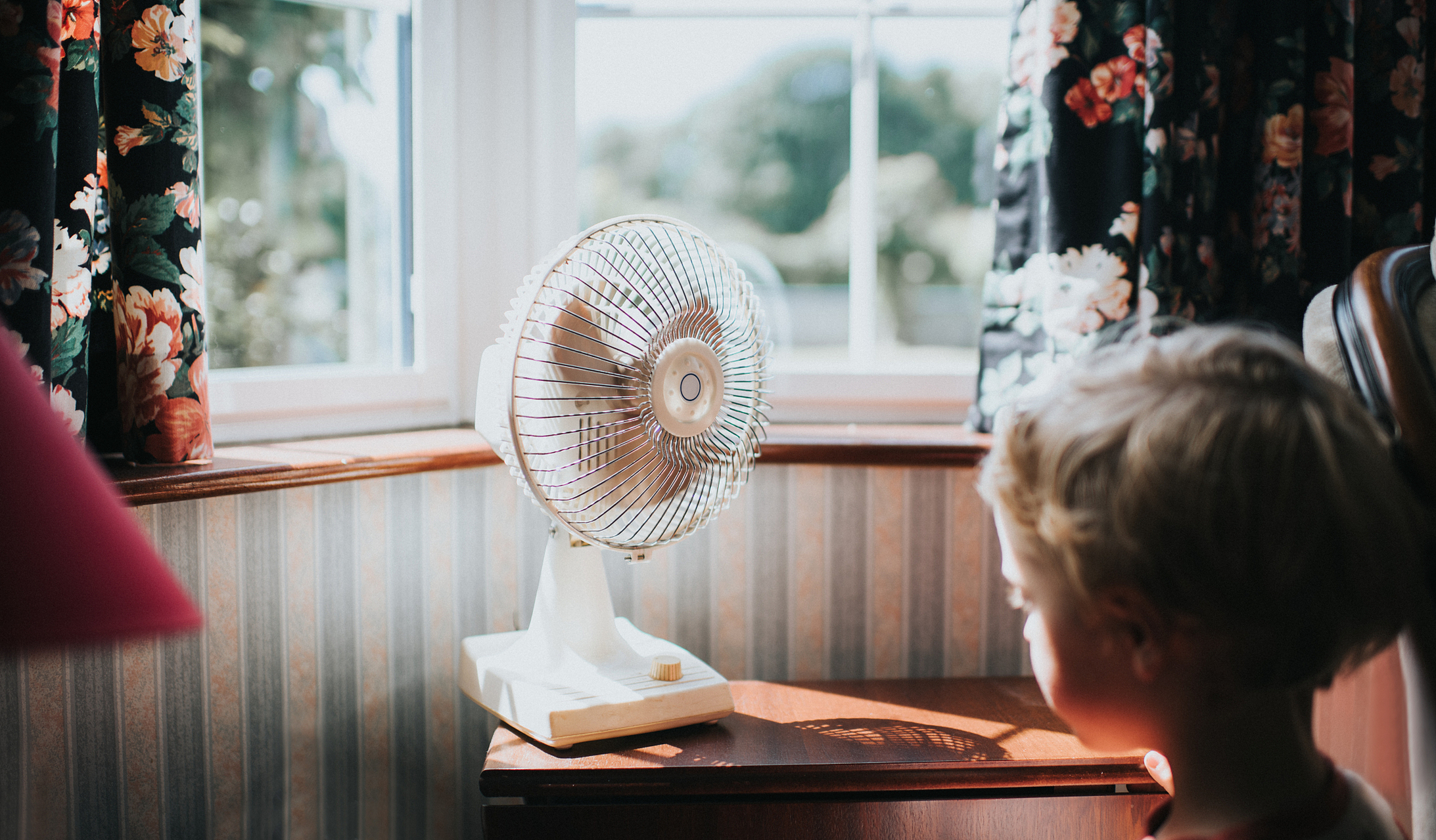 男孩戴风扇睡觉被吹成面瘫# 近日,南宁一名男孩睡觉时,因为戴着挂脖