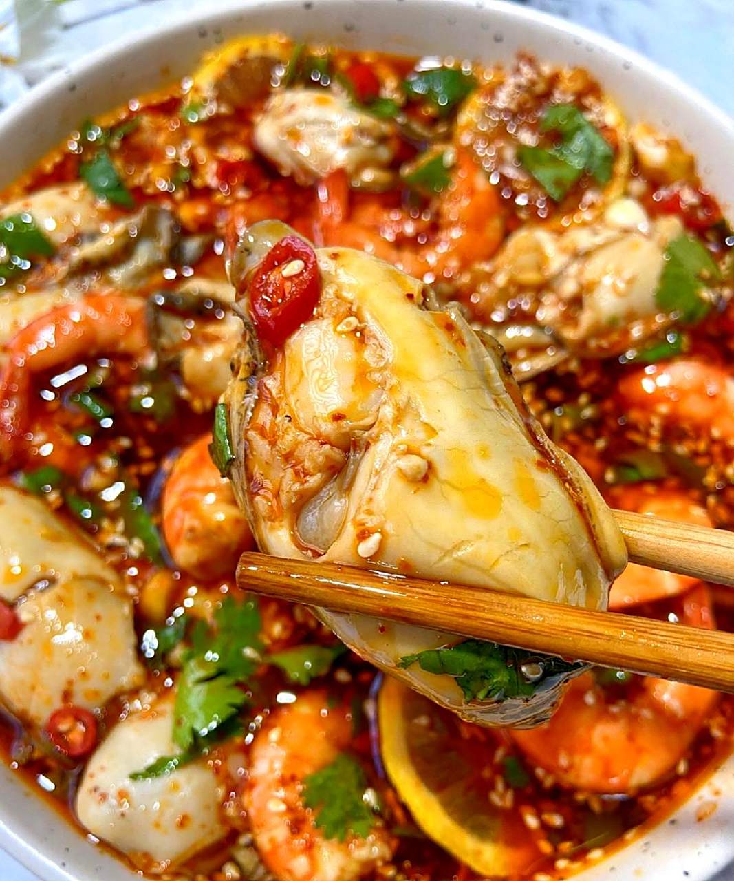 一定要尝试这道口感鲜美的捞汁生蚝,喜欢吃生蚝的女孩们不要错过,如果