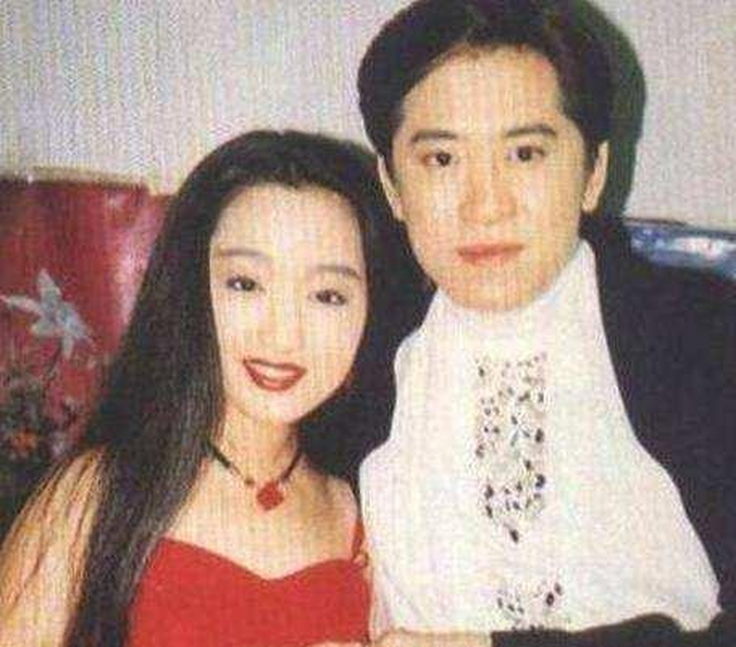 后来更是有一个自称毛宁男友的"范小玉"自杀,成都某报登出新闻:自称是